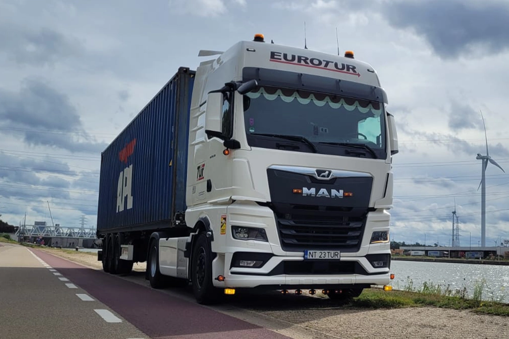 camion MAN si semiremorca cu container pentru transport international