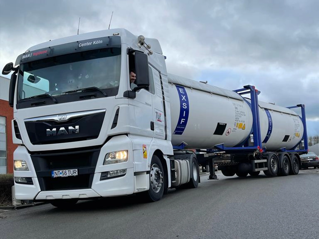 camion MAN transprtand containere maritime international