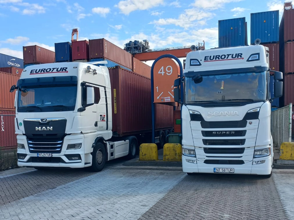 camion MAN si Scania in terminalul de containere maritime