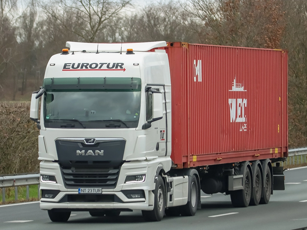ansamblu din flota firmei Euro Tur Crew fotografiat pe autostrada