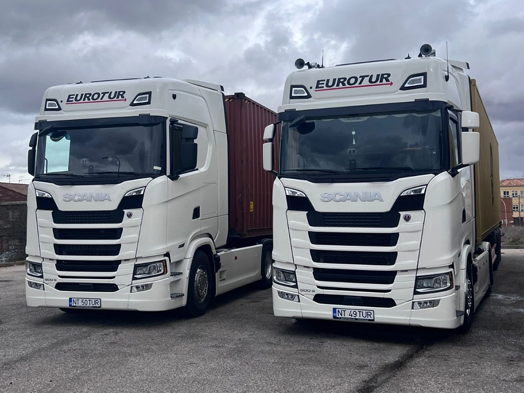camioane Scania pregatite de transport containere international