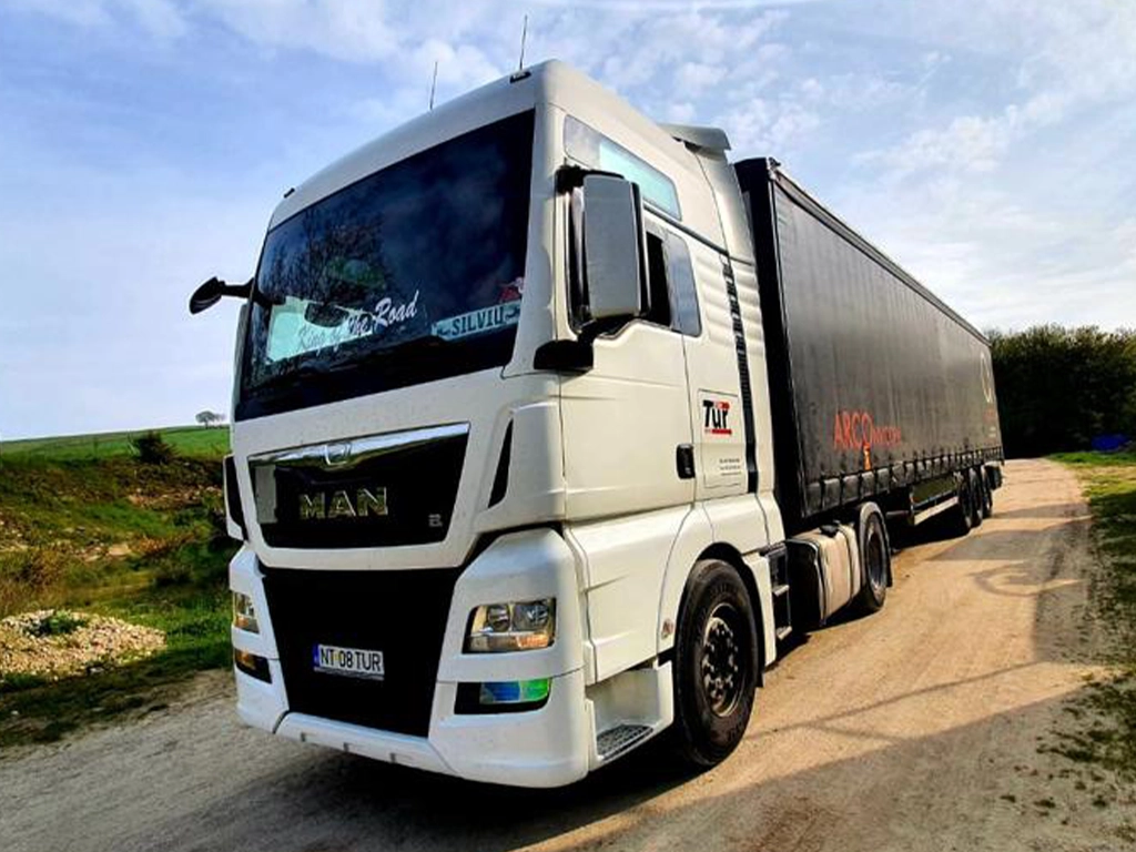 ansamblu camion MAN si semiremorca cu prelata pentru transportul de marfa generala