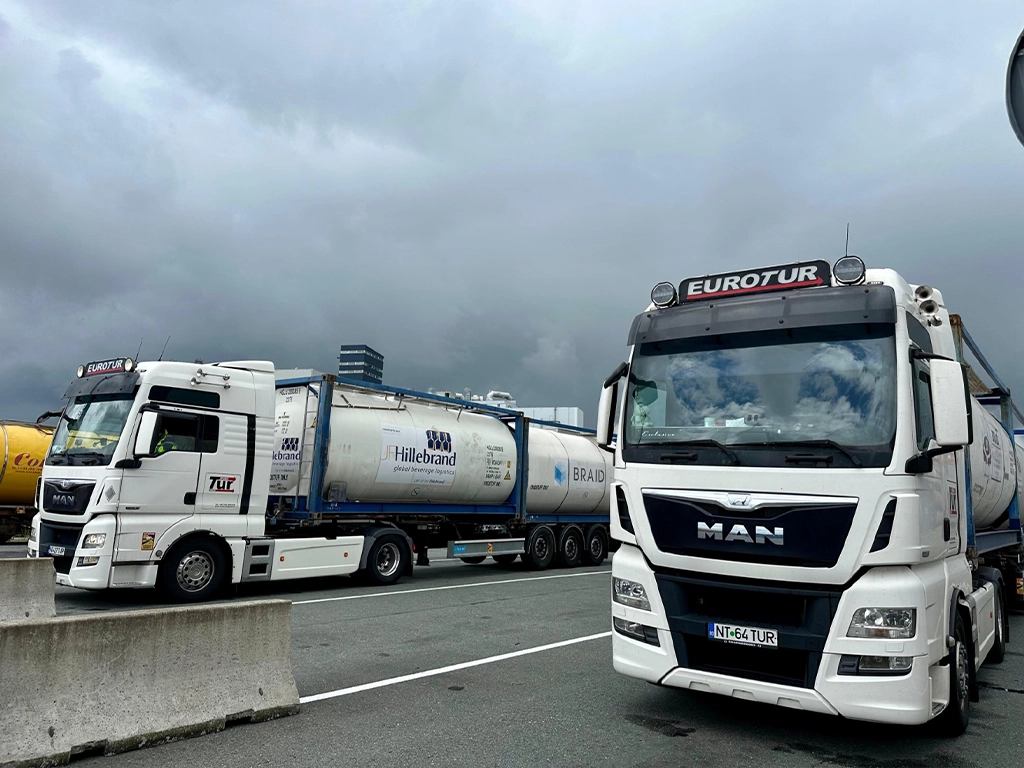 camioane MAN transportand containere cu marfa periculoasa
