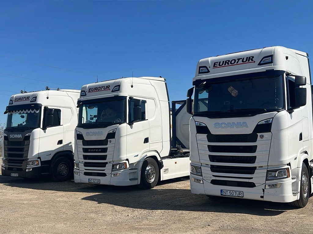 o parte din flota moderna de camioane Scania din firma Euro Tur Crew