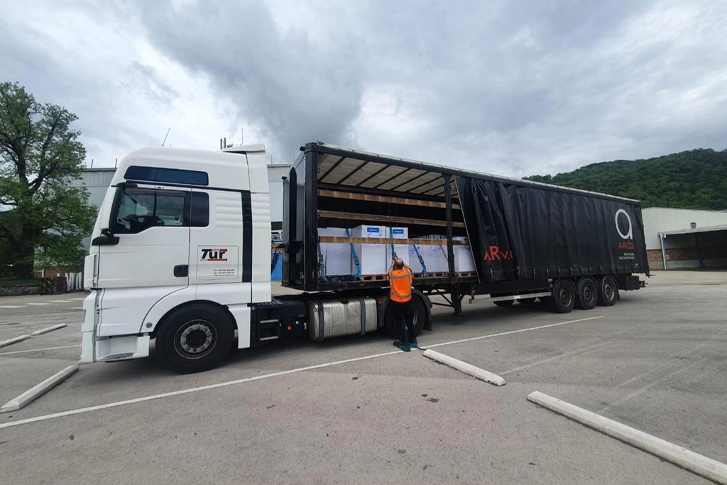 ansamblu camion si semiremorca cu prelata pentru transport marfuri generale
