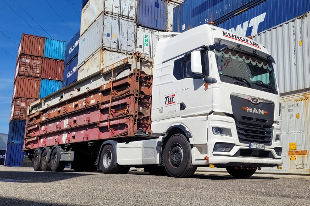 ansamblu folosit la transportul de diferite containere maritime