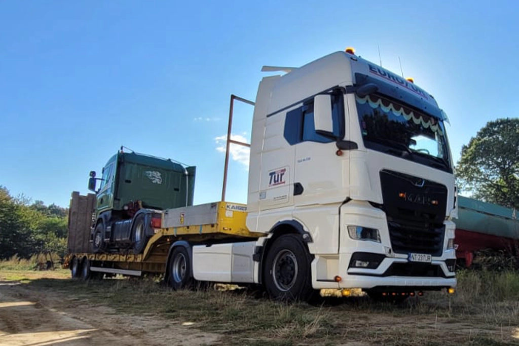 camion MAN si platforma pentru transportul agabaritic pentru transpotul diferitelor utilaje sau marfuri