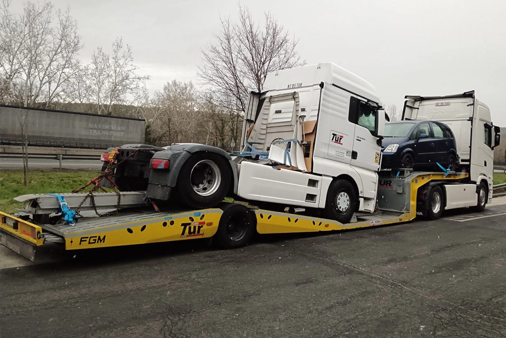 platforma folosita la transport de camioane sau auto