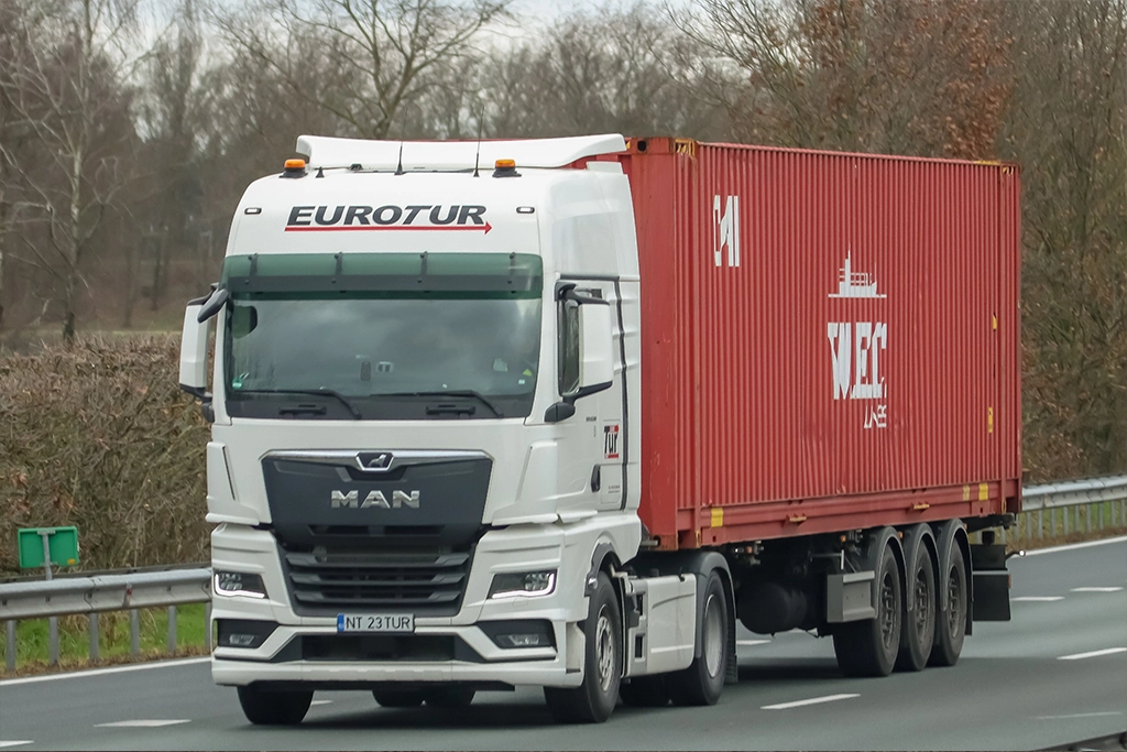 camion din flota Euro Tur Crew fotografiat pe autostrada
